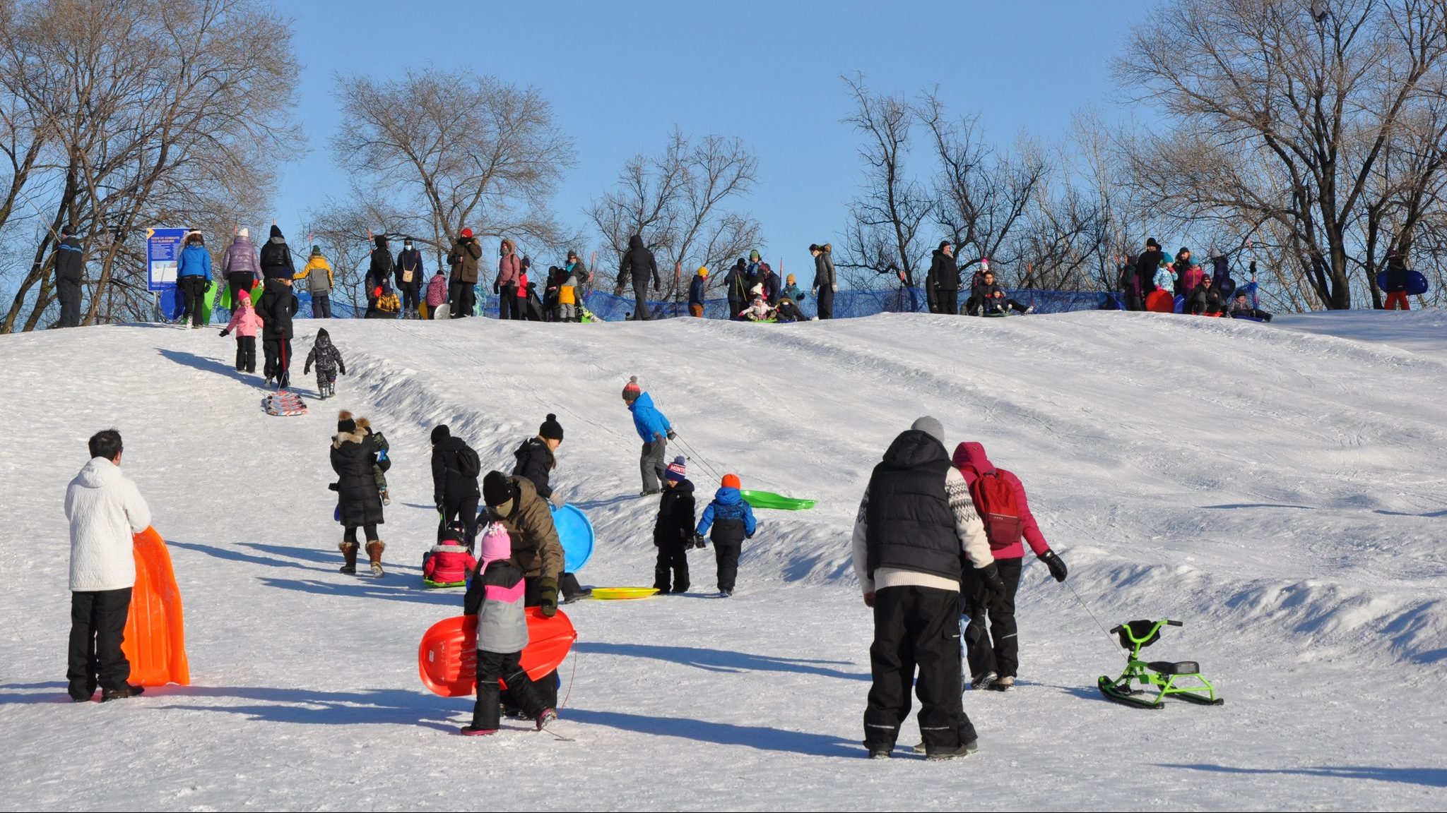 Des familles à la butte à glisser du parc Arthur-Therrien.