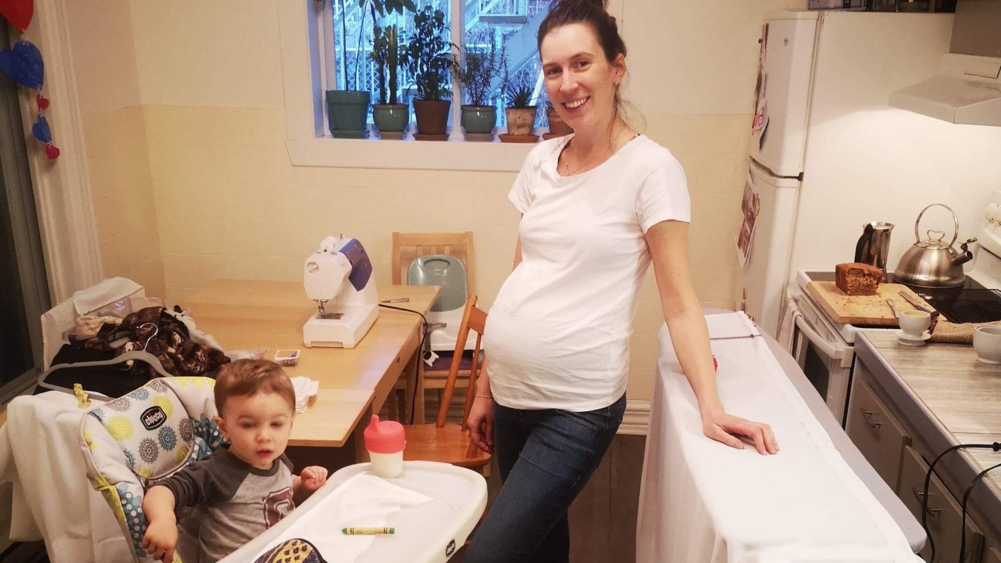 Alexandra Boissonneault, enceinte de Aline, s’occupe du petit Laurent