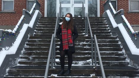 Cloé Desrochers devant l'entrée du Collège St-Jean-Vianney