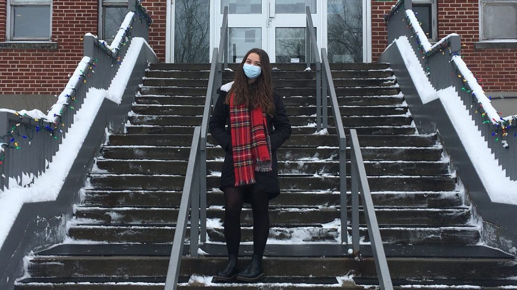 Cloé Desrochers devant l'entrée du Collège St-Jean-Vianney