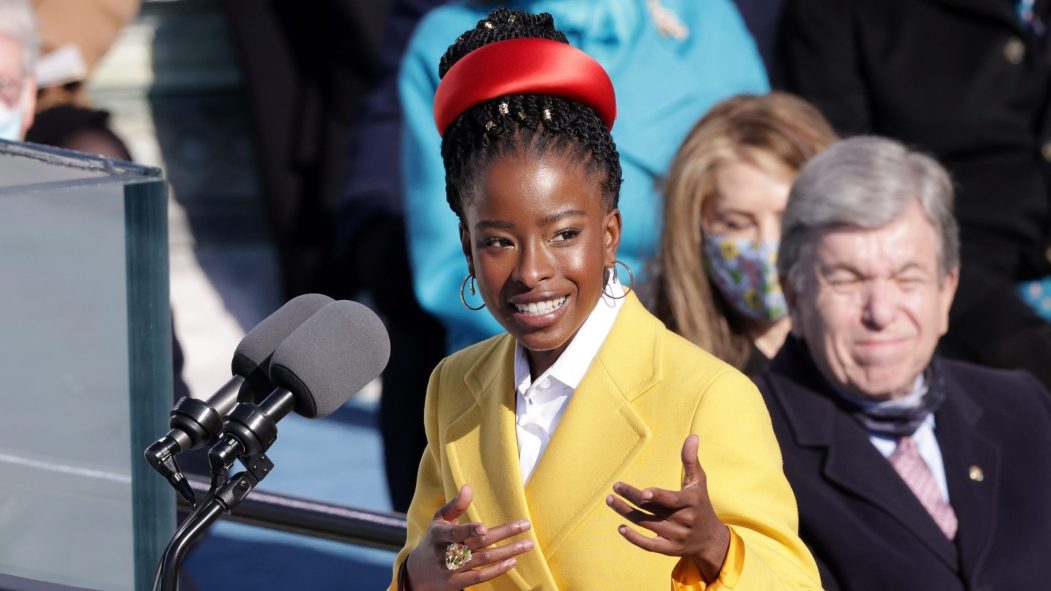 La jeune poétesse Amanda Gorman fascine l'Amérique après sa performance devant Biden