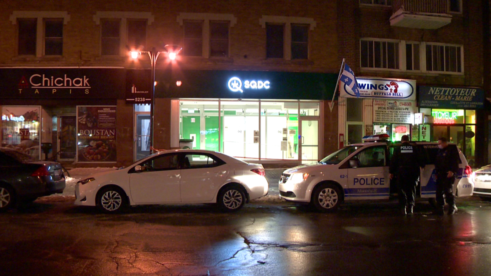 Voiture de police et agents du SPVM devant une SQDC.