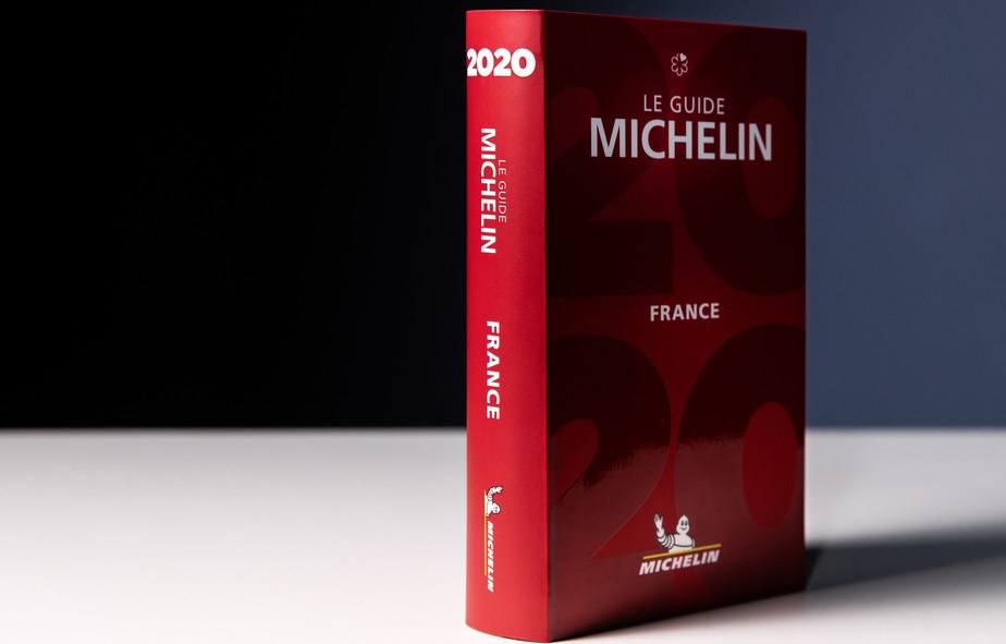 Le guide Michelin debout sur une table blanche