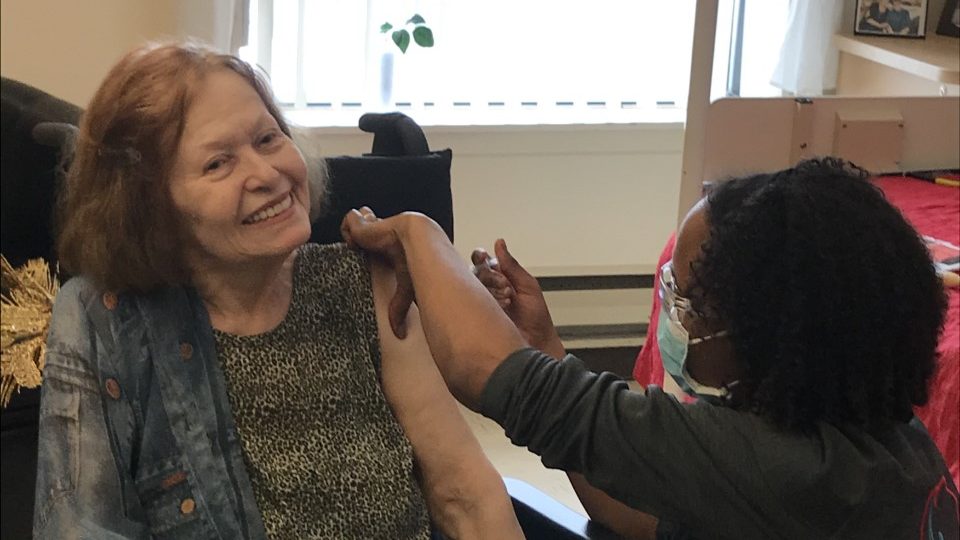 Une usagère se faisant vacciner.