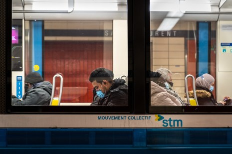 Des passages du métro portant le masque pour contre la propagation de la COVID-19.