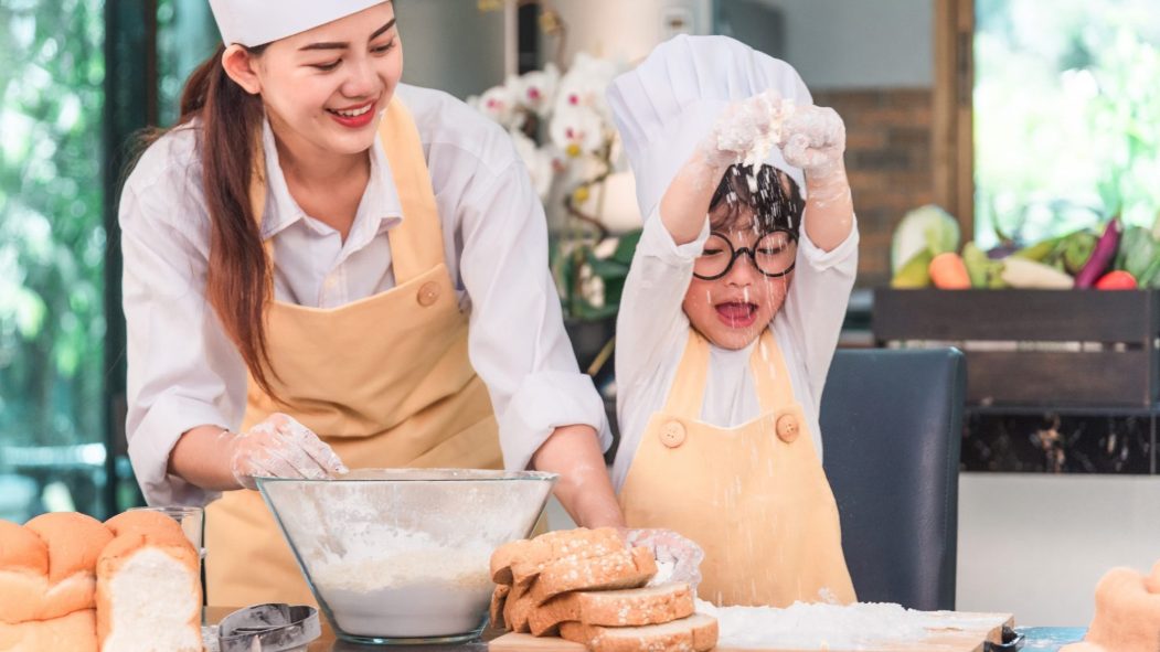 Cuisiner avec son enfant, une activité amusante et formative!