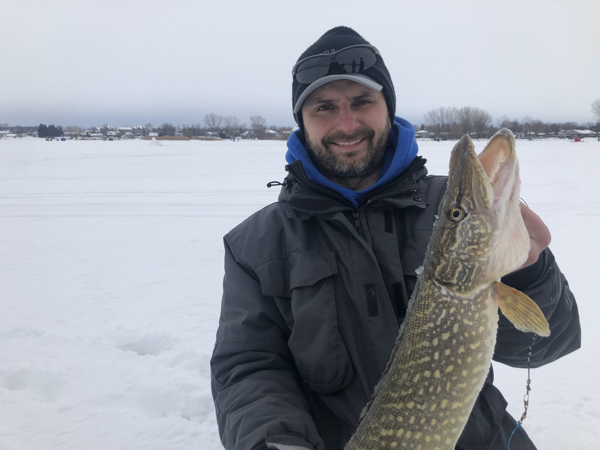 Wojtek pose avec un brochet sur le Lac St-Louis.