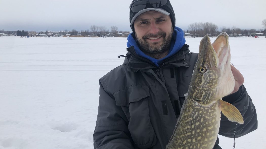 Wojtek pose avec un brochet sur le Lac St-Louis.