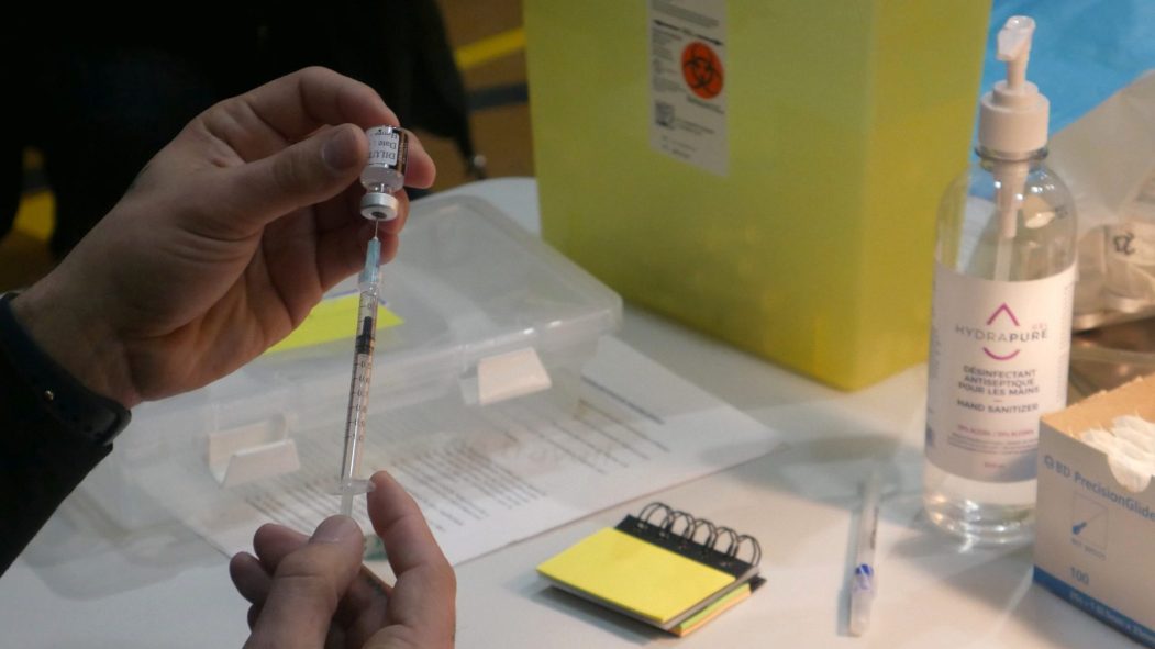 Une fois décongelé et dilué, le vaccin doit être administré dans les 6 heures qui suivent.