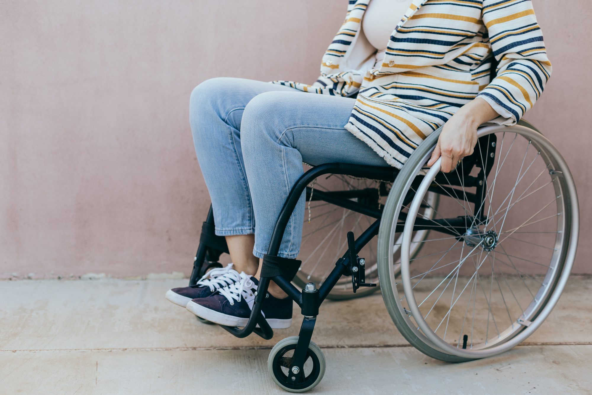 femme en chaise roulante
