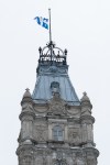 Le drapeau du Québec, mis en berne sur la tour centrale du parlement