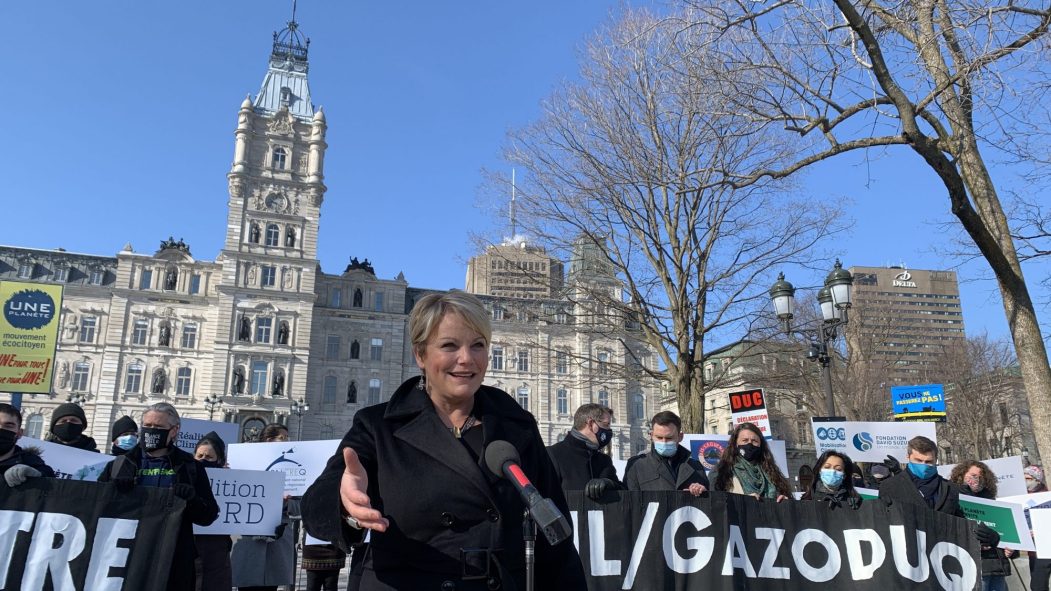 Isabelle Melaçon, du Parti libéral, devant des représentants d'organismes et des partis d'opposition