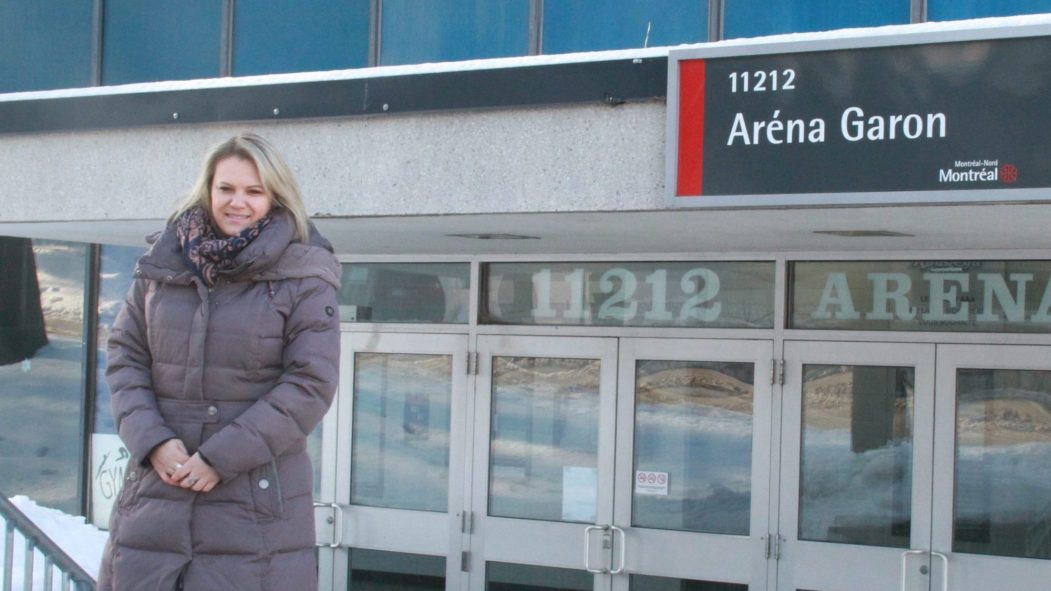 La mairesse Christine Black devant l’aréna Garon, lien retenu actuellement pour l’implantation du centre sportif.