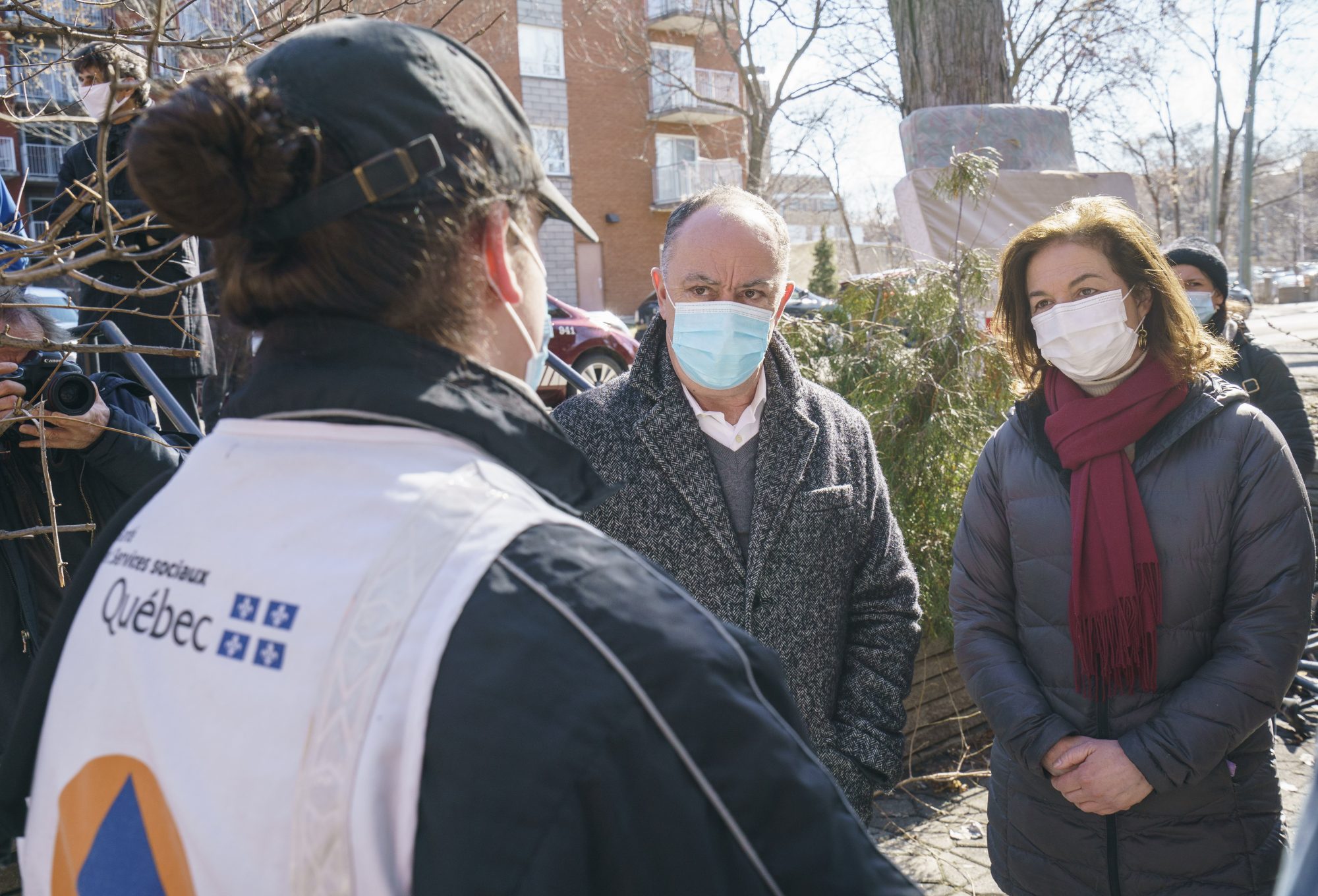 Le ministre Christian Dubé et la député libérale Paul Robitaille ont marché ensemble dans Montréal-Nord avant la mêlée de presse.