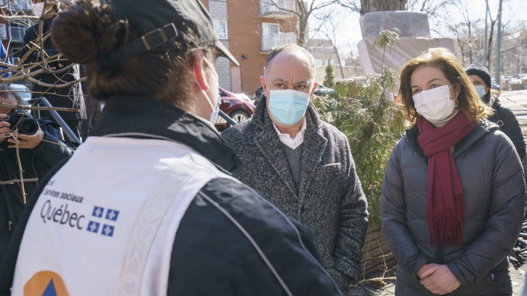 Le ministre Christian Dubé et la député libérale Paul Robitaille ont marché ensemble dans Montréal-Nord avant la mêlée de presse.