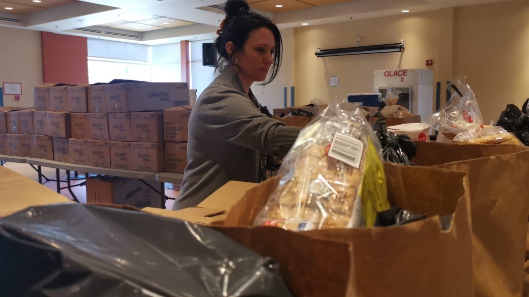 Sonia Longpré-Marcoux en train de distribuer des denrées.