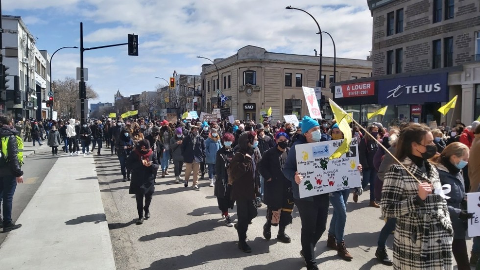 Des milliers de personnes ont manifesté contre les féminicides à Montréal et ailleurs le 2 avril 2021, après une vague de 8 féminicides en 8 semaines.