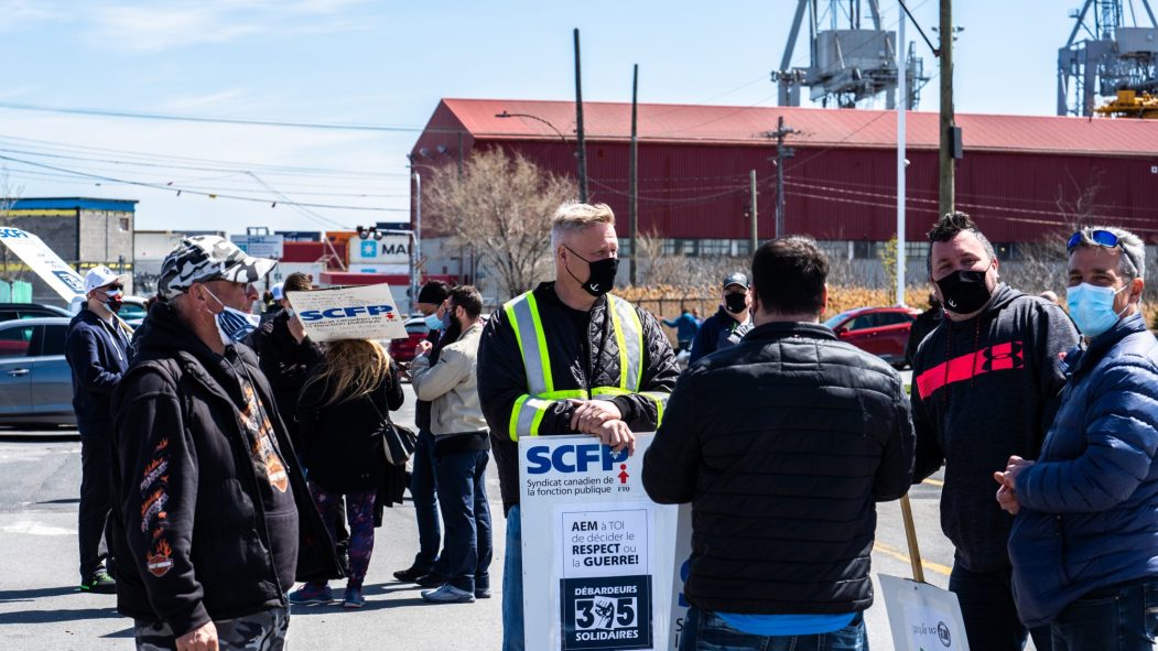 Les débardeurs du port de Montréal manifestent.
