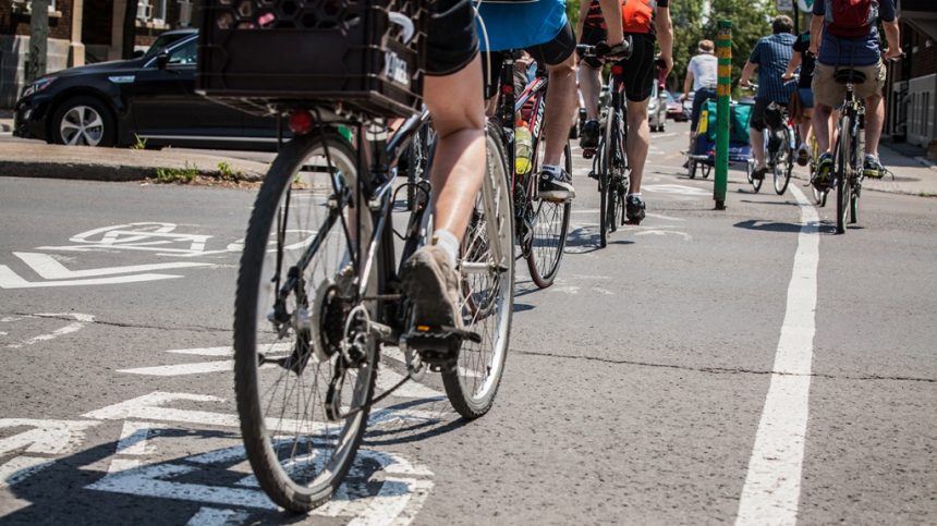 cyclistes sur une piste cyclable