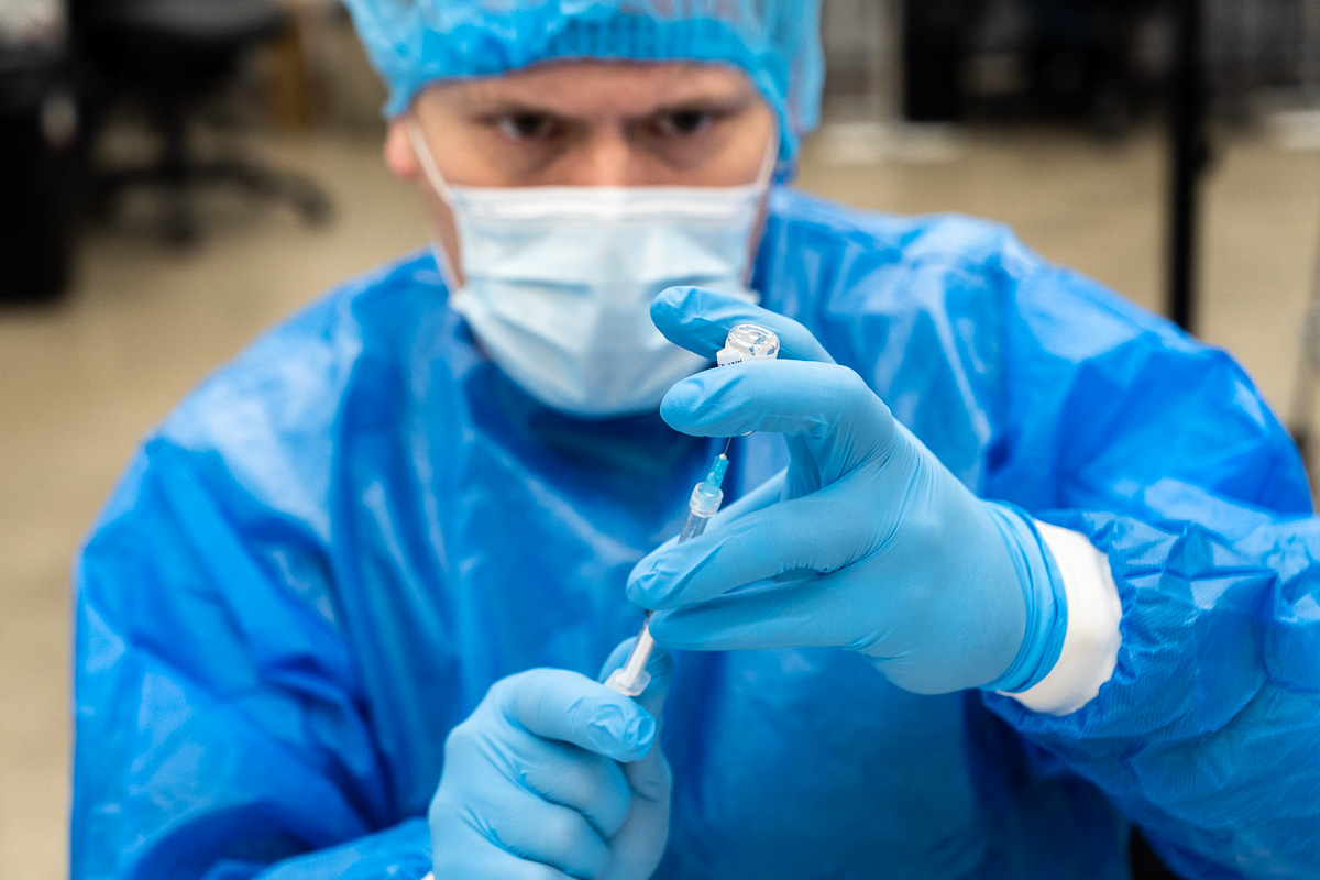 Un travailleur du réseau de la santé prépare une dose de vaccin lors de la campagne de vaccination contre la COVID-19.