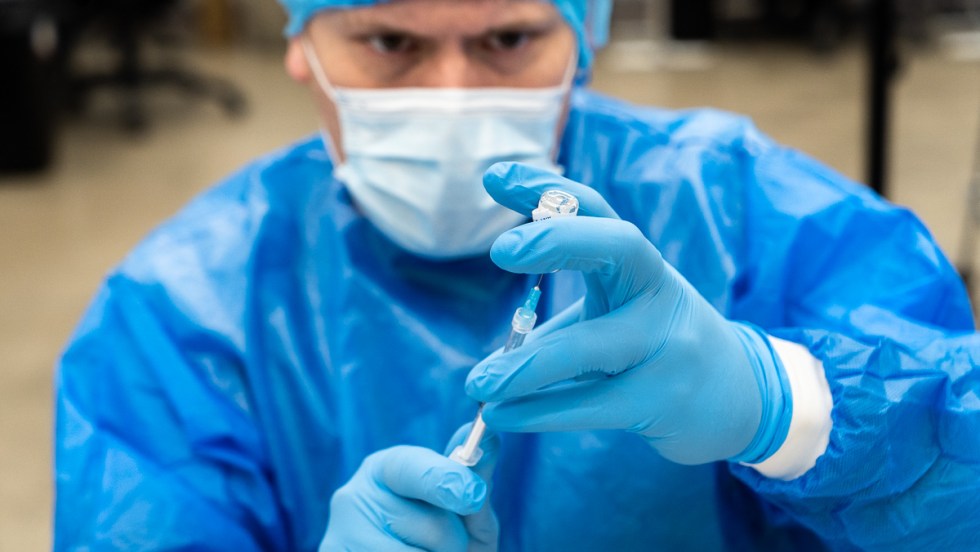 Un travailleur du réseau de la santé prépare une dose de vaccin lors de la campagne de vaccination contre la COVID-19.