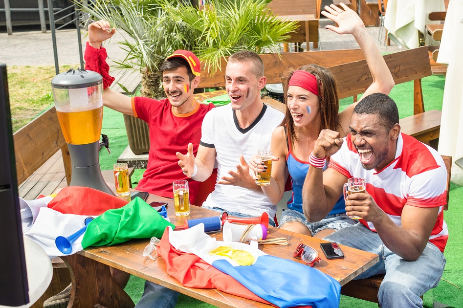 De jeunes fans de soccer assis dans un bar