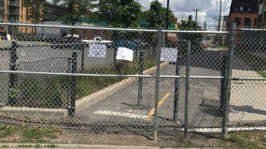 L’implantation d’une clôture à la gare Parc continue de susciter la controverse