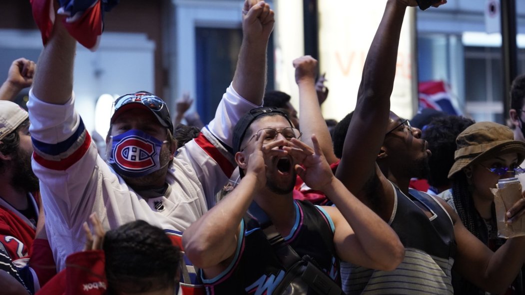 Une foule de partisans du Canadien de Montréal célèbrent un but