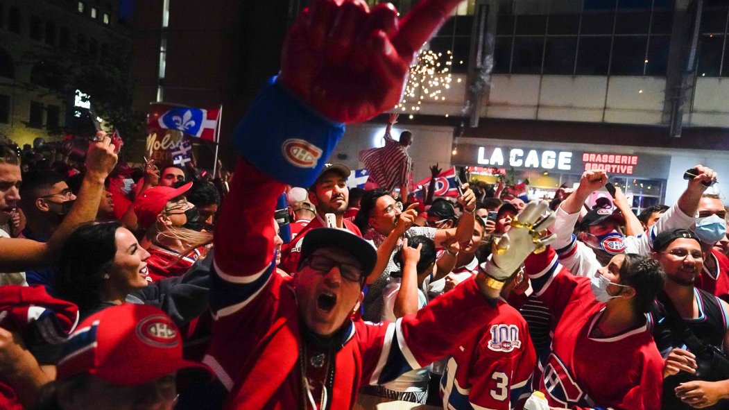 Des partisans du Canadien de Montréal célèbrent devant le Centre Bell