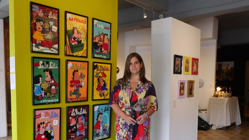 Carolina Echevarrìa, artiste et fondatrice de la galerie, devant ses œuvres.