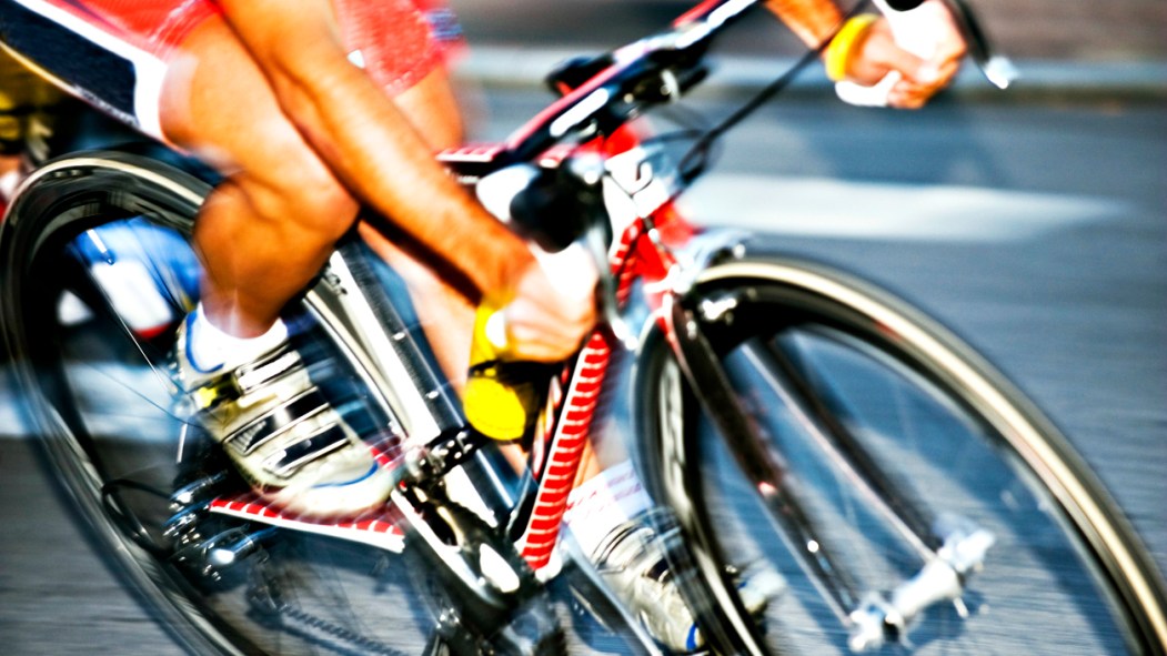 Cycliste sur route
