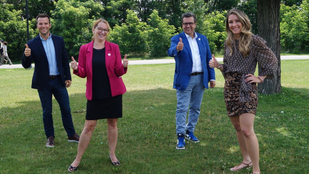 Hadrien Parizeau (candidat comme conseiller de la Ville dans le district de Saint-Sulpice), Chantal Huot (candidate à la mairie d'Ahuntsic-Cartierville), Denis Coderre (chef d'Ensemble Montréal) et Effie Giannou (candidate comme conseillère de la Ville dans le district de Bordeaux-Cartierville)