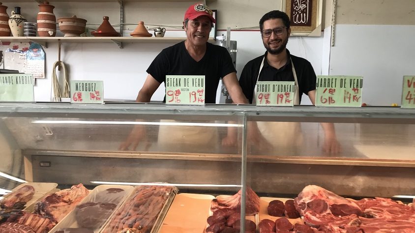 Jamal et Youssef devant l'étal des viandes.