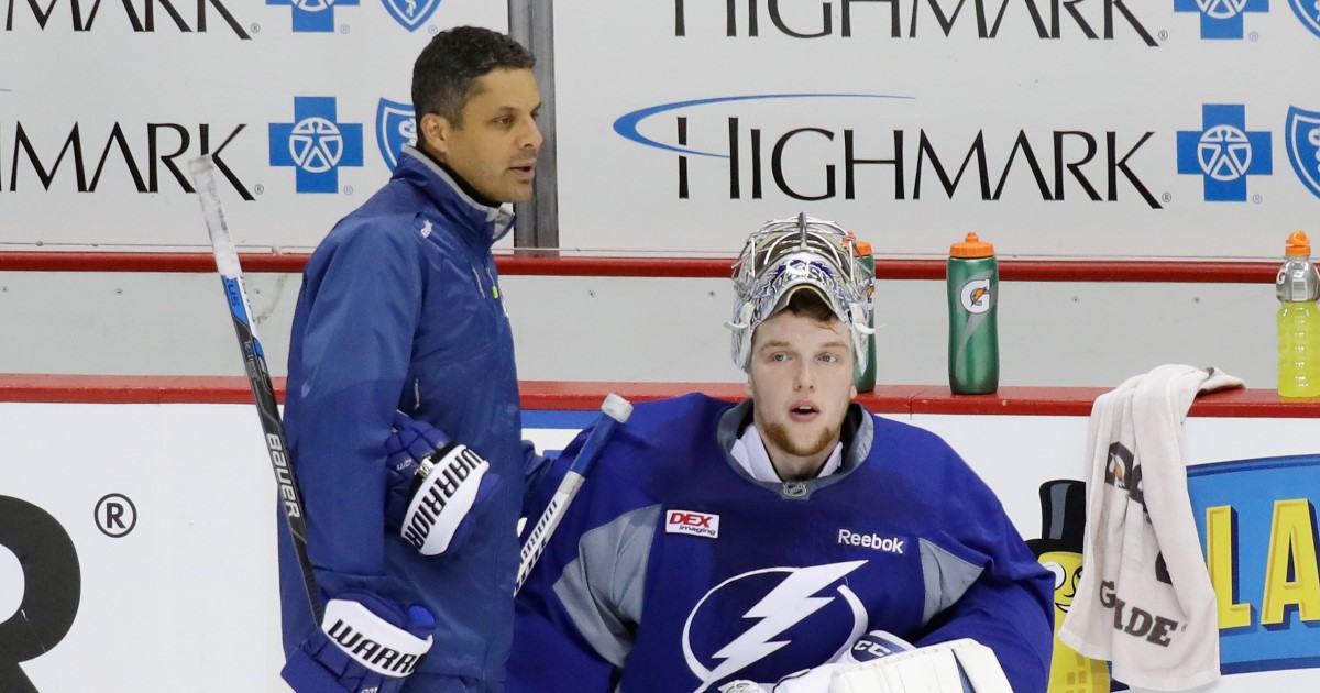 L’entraîneur Frantz Jean, en discussion avec le gardien.