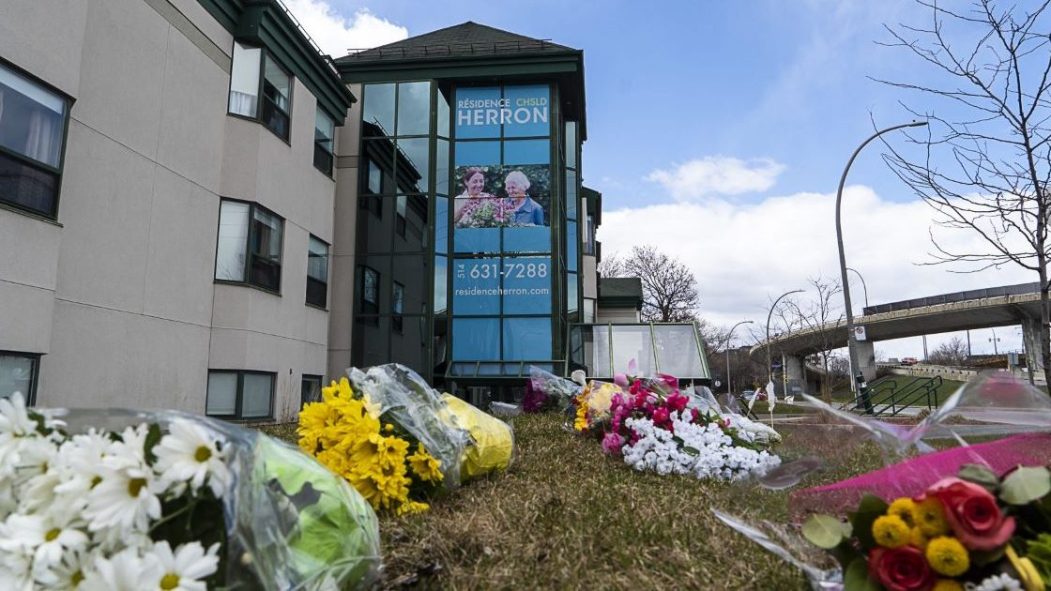 Des fleurs déposées devant l'édifice du CHSLD Herron.