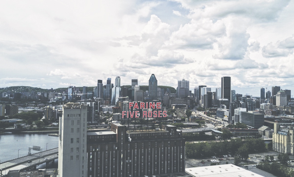 Skyline de Montréal sous un ciel nuageux