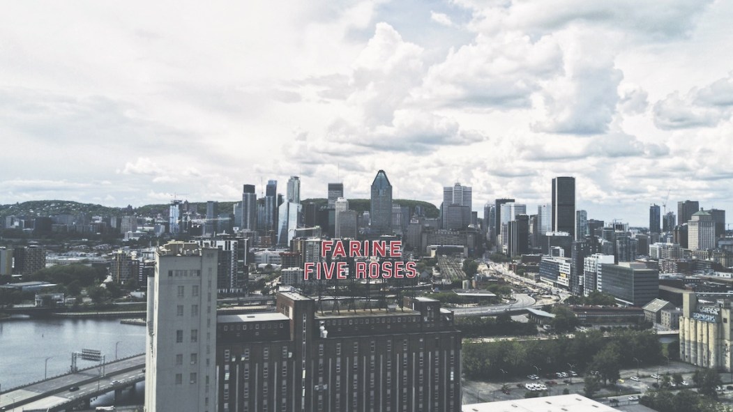 Skyline de Montréal sous un ciel nuageux