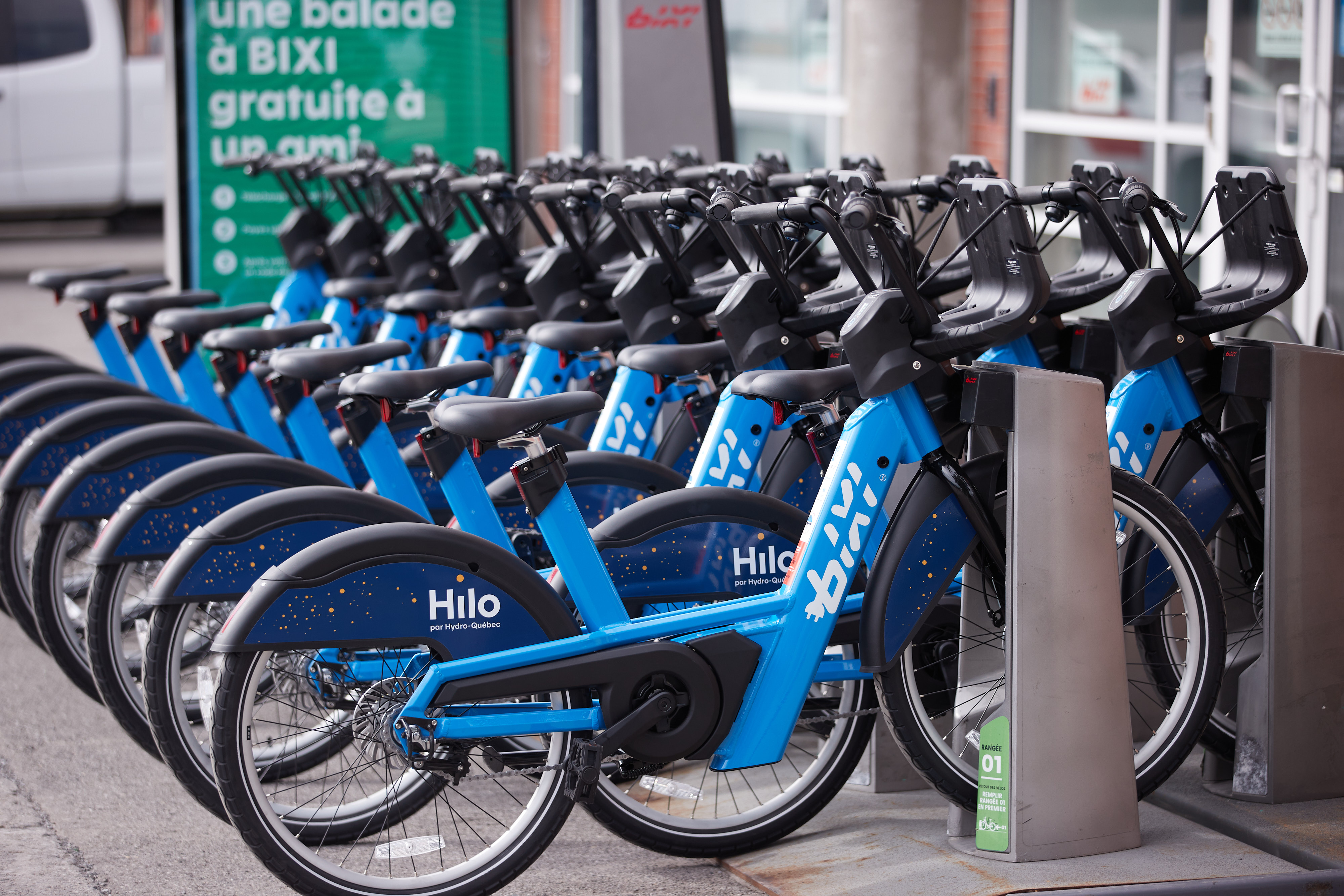 Des vélos électriques BIXI ancrés dans leur station d'ancrage à Outremont.