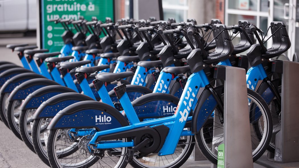 Des vélos électriques BIXI ancrés dans leur station d'ancrage à Outremont.