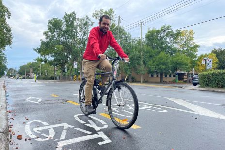 Samuel Milette-Lacombe sur un vélo sur la piste cyclable Sauriol