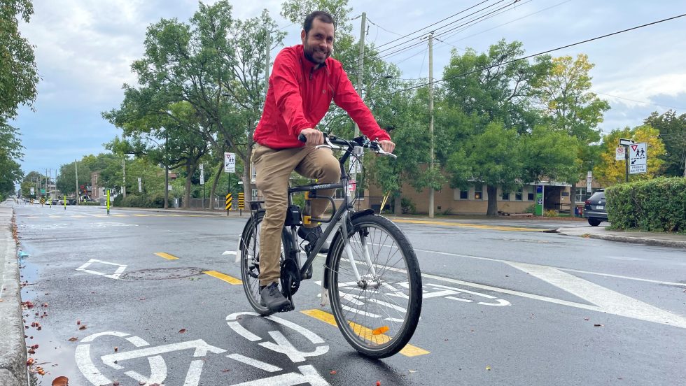 Samuel Milette-Lacombe sur un vélo sur la piste cyclable Sauriol