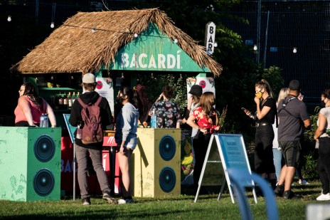 Un kiosque de la zone expérientielle à Osheaga 2021