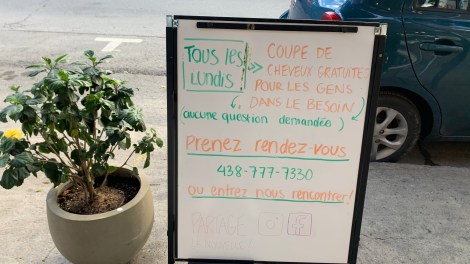 Pancarte devant le salon de coiffure Cam et Roro et la galerie Coups de Pinceaux Coups de Ciseaux