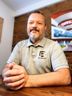 Nicolas Wegel, propriétaire de la première entreprise de construction ouvertement pro-LGBTQ+ au Canada.