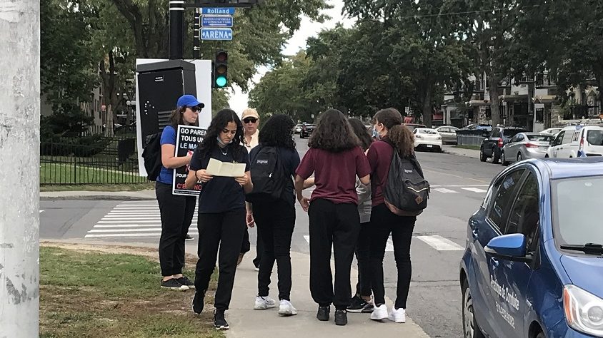 Les militants ont distribué des dépliants aux élèves.