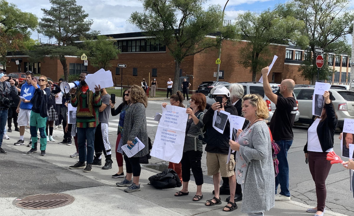 Des militants anti-vaccins lors d'une manifestation devant l'école Louis-Joseph-Papineau, à Saint-Léonard.