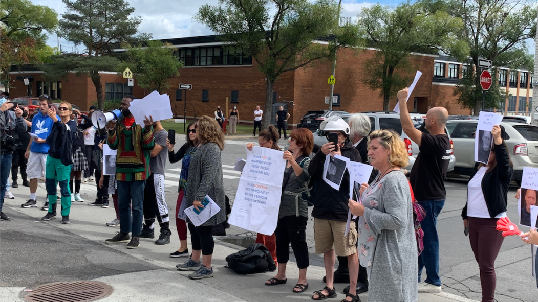 Des militants anti-vaccins lors d'une manifestation devant l'école Louis-Joseph-Papineau, à Saint-Léonard.