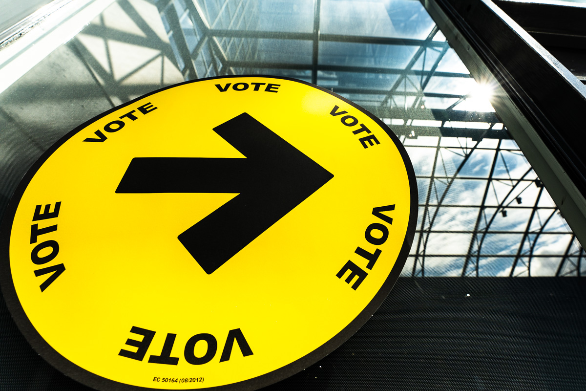 Une flèche noire sur rond jaune indique l'emplacement d'un local de vote par anticipation au Conservatoire de musique de Montréal.