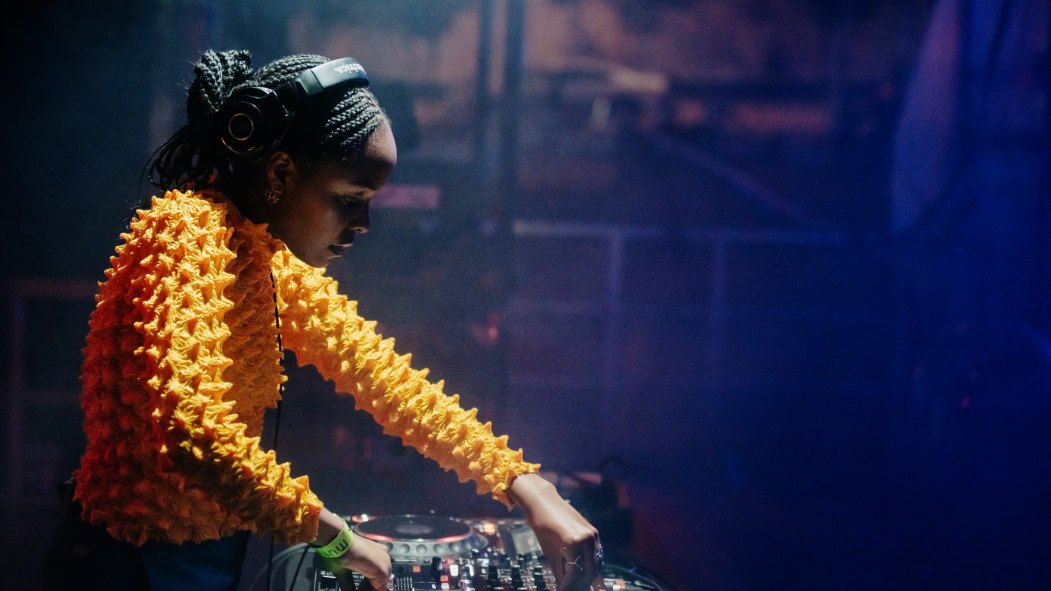 G L O W Z I pendant un set à MUTEK 2021