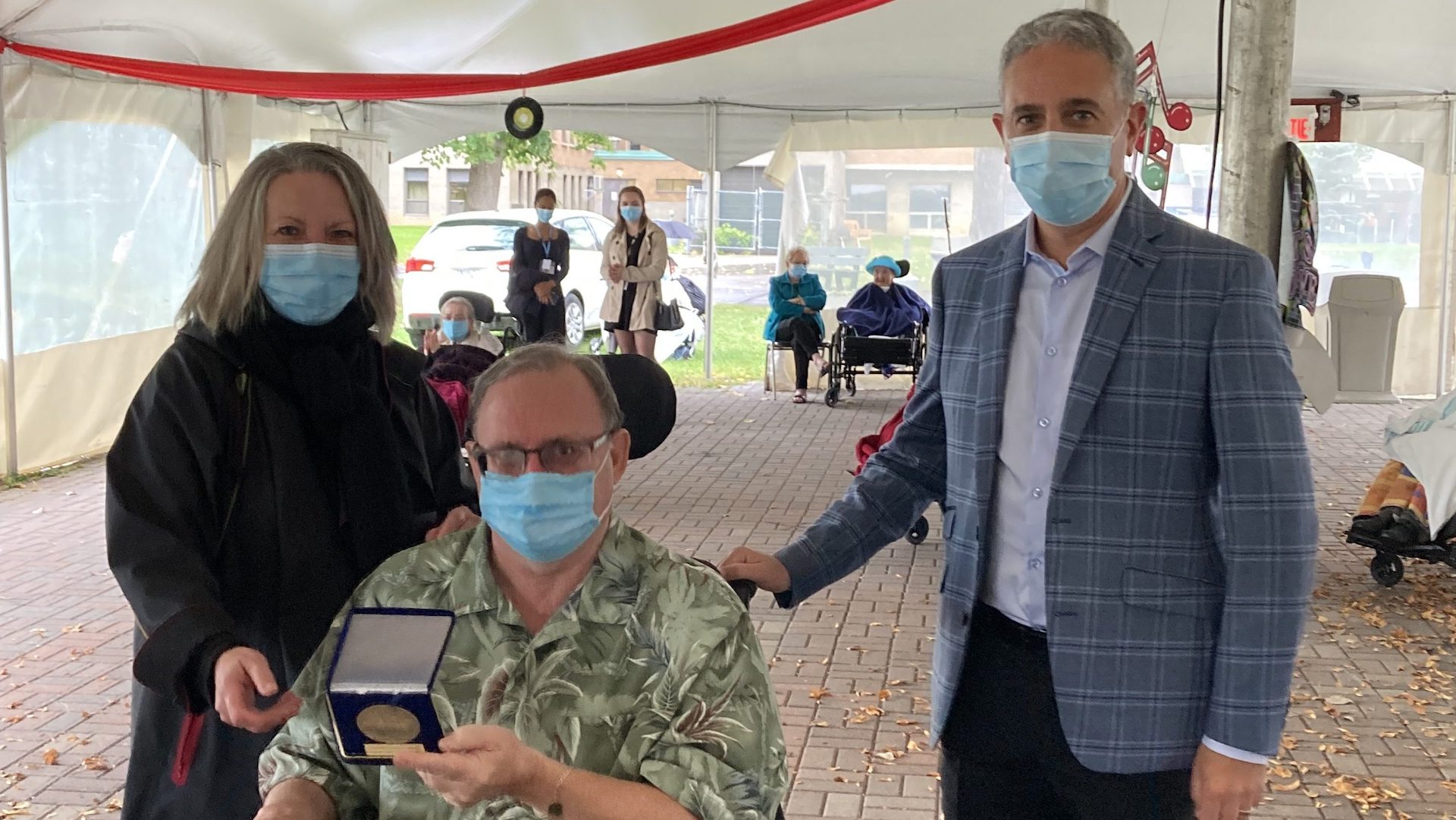 Christine St-Pierre et Frédéric Abergel entourent Robert Tremblay